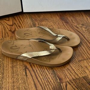 Olukai copper leather flip flop size 7